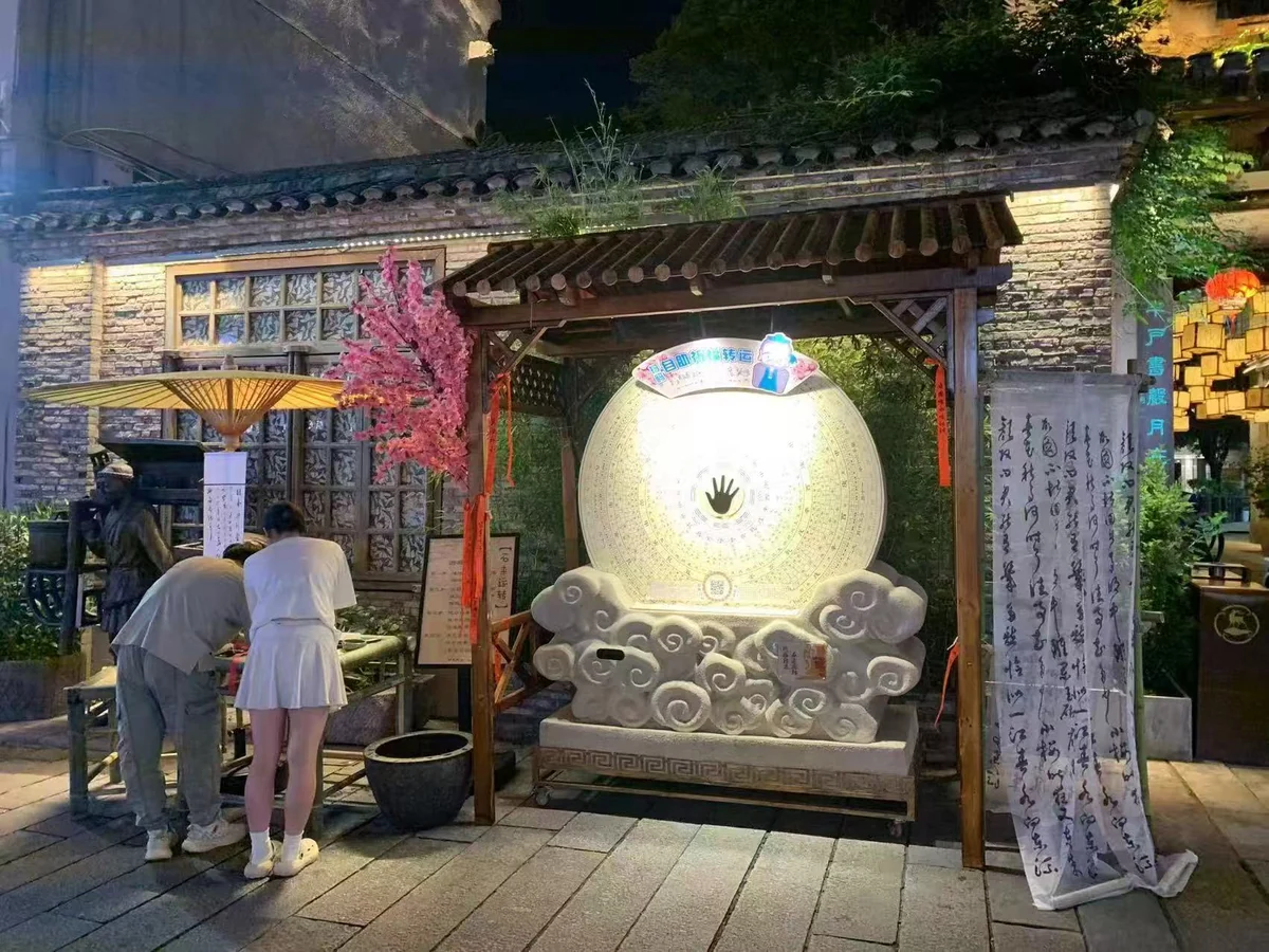 Existing Lucky Stone machine in an illuminated cultural attraction